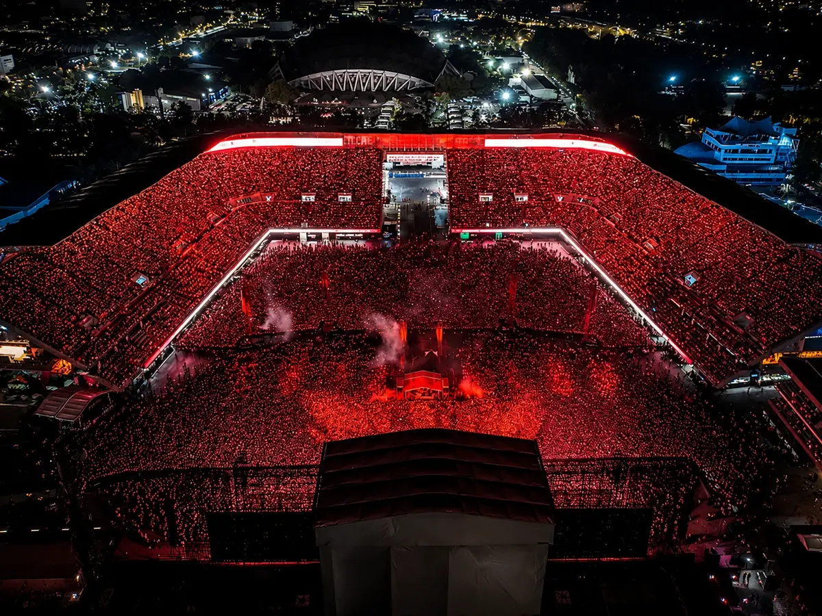 Estadio repleto durante un concierto en vivo